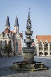 Deutschland, Braunschweig, Blick auf den Altstädter Markt mit Marienbrunnen, St. Martini Kirche und Rathaus - EVGF001346