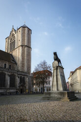 Deutschland, Braunschweig, Blick auf Schlossplatz mit Braunschweiger Löwe und Braunschweiger Dom - EVGF001348