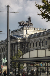 Germany, Brunswick, view to palace with quadriga - EVGF001356