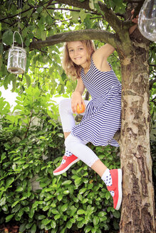 Deutschland, Mädchen im Hinterhof klettert in Baum - VTF000405