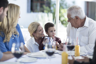 Mutter, Sohn und Großvater bei der Familienfeier - ZEF004084