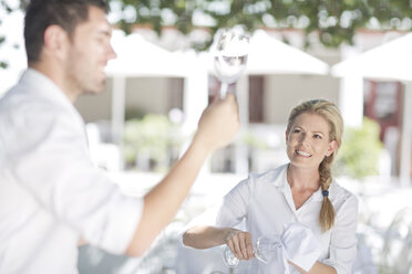 Kellner decken einen Tisch in einem Außenrestaurant ein - ZEF004030