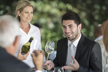 Kellnerin und Kunde mit einem Glas Weißwein - ZEF004160