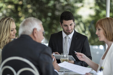 Elegante Menschen in einem Außenrestaurant im Gespräch - ZEF004127