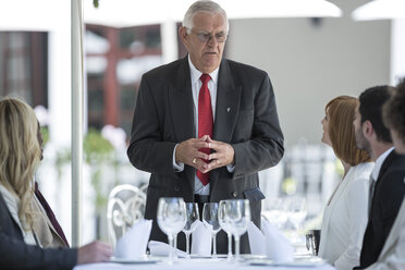 Geschäftsleute beim Geschäftsessen im Restaurant - ZEF004133