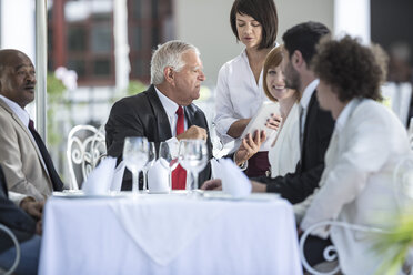 Geschäftsleute beim Geschäftsessen im Restaurant - ZEF004135