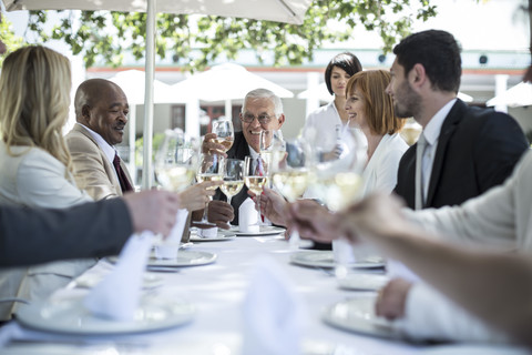 Geschäftsleute beim Geschäftsessen im Restaurant, lizenzfreies Stockfoto