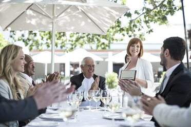Geschäftsleute feiern ihre Erfolge im Restaurant - ZEF004139