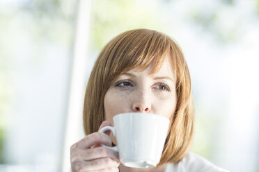 Junge Geschäftsfrau trinkt Kaffee - ZEF004153