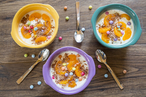 Drei Schalen Naturjoghurt mit Mandarinenscheiben, Smarties und Schokoraspeln - SARF001504