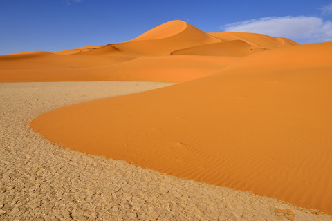 Africa, Algeria, Sahara, Tassili N'Ajjer National Park, Tadrart region, sand dunes and clay pan of southern Oued in Tehak stock photo