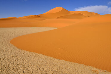 Afrika, Algerien, Sahara, Nationalpark Tassili N'Ajjer, Region Tadrart, Sanddünen und Lehmpfanne des südlichen Oued in Tehak - ESF001556