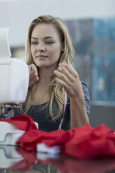 Junge Frau bei der Arbeit mit einer Nähmaschine - ZEF003724