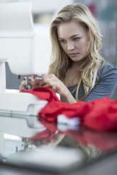 Junge Frau bei der Arbeit mit einer Nähmaschine - ZEF003689