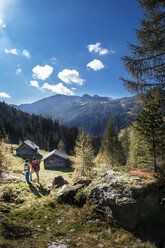 Österreich, Altenmarkt-Zauchensee, junges Paar mit Blick auf den See - HHF005160