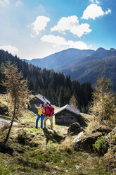 Österreich, Altenmarkt-Zauchensee, junges Paar mit Blick auf den See - HHF005162