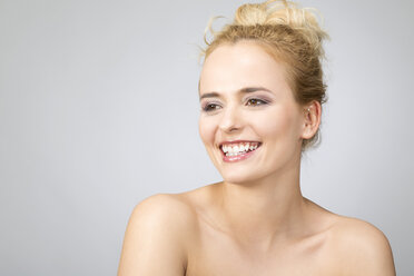 Porträt einer lächelnden blonden Frau - MAEF009928