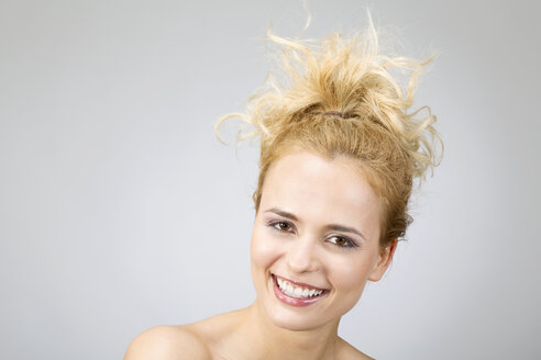 Porträt einer lächelnden blonden Frau - MAEF009930