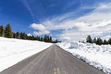 USA, Oregon, Crater Lake National Park, Vulkan Mount Mazama, Rim Drive am Crater Lake im Winter - FOF007801