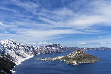 USA, Oregon, Crater Lake National Park, Vulkan Mount Mazama, Crater Lake and Wizard Island - FOF007802