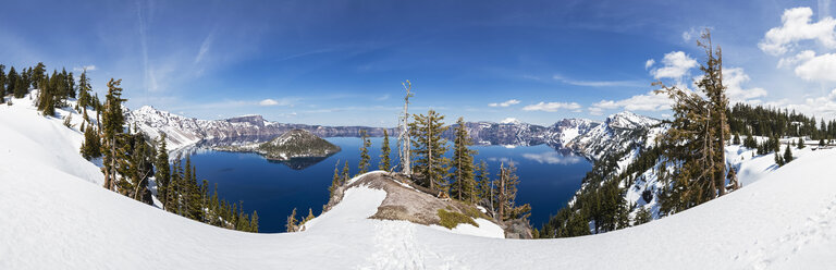 USA, Oregon, Crater Lake National Park, Vulkan Mount Mazama, Crater Lake and Wizard Island with Mount Scott in winter - FOF007804