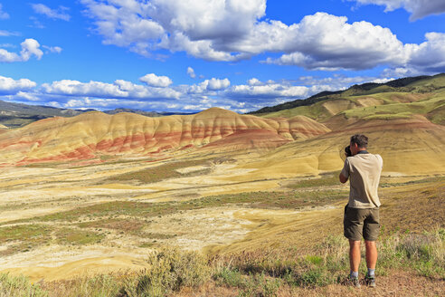 USA, Oregon, John Day Fossil Beds National Monument, tourist photograghing Painted Hills - FOF007815