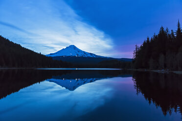 USA, Oregon, Mount Hood und Trillium Lake in der Abenddämmerung - FOF007830