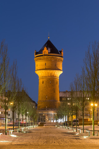 Deutschland, Bremerhaven, Blick auf den beleuchteten Wasserturm am Abend, lizenzfreies Stockfoto