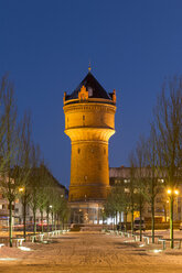 Deutschland, Bremerhaven, Blick auf den beleuchteten Wasserturm am Abend - SJF000143