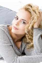 Porträt einer attraktiven blonden jungen Frau - MAEF009949