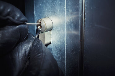 Einbrecher benutzt ein Dietrich an der Tür - DSCF000193