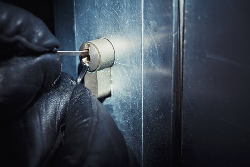 Burglar using a picklock at the door - DSCF000193