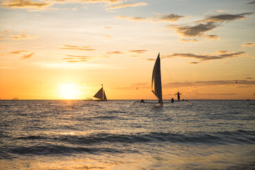 Philippinen, Boracay, Sonnenuntergang mit Segelbooten - GEMF000121