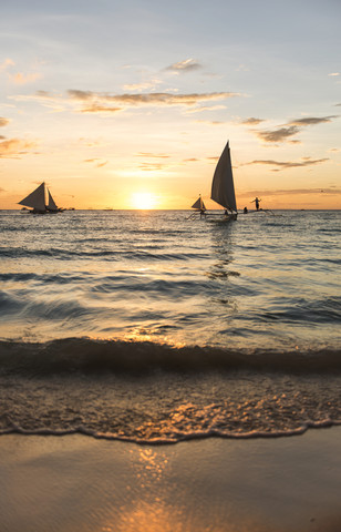 Philippinen, Boracay, Sonnenuntergang mit Segelbooten, lizenzfreies Stockfoto