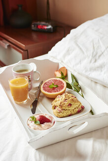 Frühstück im Bett mit hausgemachtem Rhabarbergebäck, Erdbeerbutter, Grapefruit, frischem Saft und Kaffee - HAWF000734
