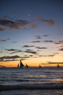 Philippinen, Boracay, Sonnenuntergang mit Segelbooten - GEMF000126
