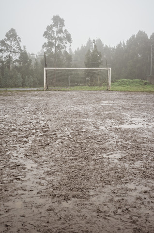 Spanien, Galicien, Valdovino, schlammiger Fußballplatz an einem regnerischen Tag, lizenzfreies Stockfoto