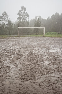 Spanien, Galicien, Valdovino, schlammiger Fußballplatz an einem regnerischen Tag - RAEF000083