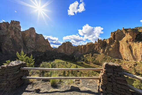 USA, Oregon, Deschutes County, Smith Rock State Park am Crooked River, Smith Rock - FOF007847