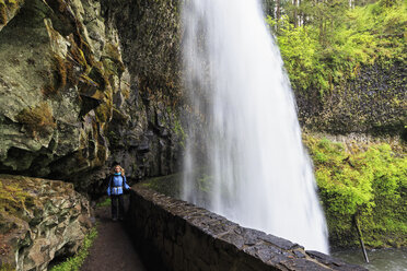 USA, Oregon, Silver Falls State Park, Touristen an den Lower South Falls - FOF007839