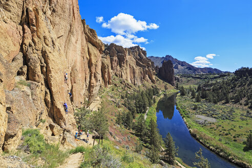 USA, Oregon, Deschutes County, Smith Rock State Park am Crooked River, Felskletterer am Smith Rock - FOF007856