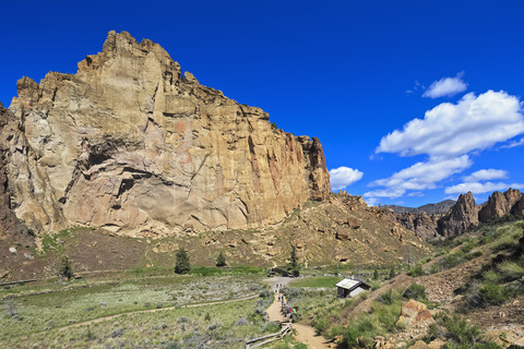 USA, Oregon, Deschutes County, Smith Rock State Park am Crooked River, Wanderweg mit Wanderern am Smith Rock, lizenzfreies Stockfoto