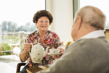 Älteres Paar trinkt zu Hause Kaffee - UUF003555