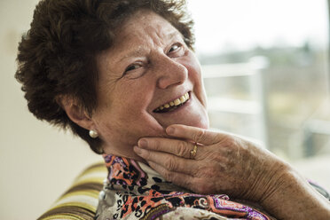 Porträt einer lächelnden älteren Frau - UUF003573