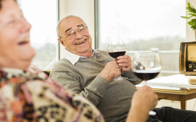 Älterer Mann mit einem Glas Rotwein - UUF003580