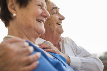 Happy senior couple side by side - UUF003587