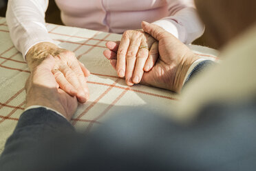 Senior couple holding hands - UUF003597