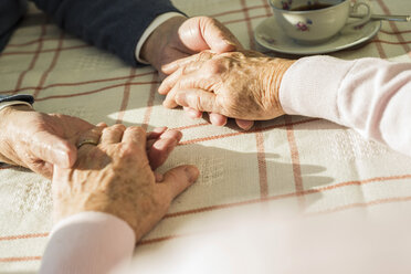 Senior couple holding hands - UUF003598