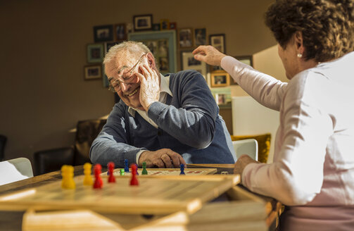 Senior couple playing ludo - UUF003604