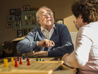 Älteres Paar spielt Ludo - UUF003605